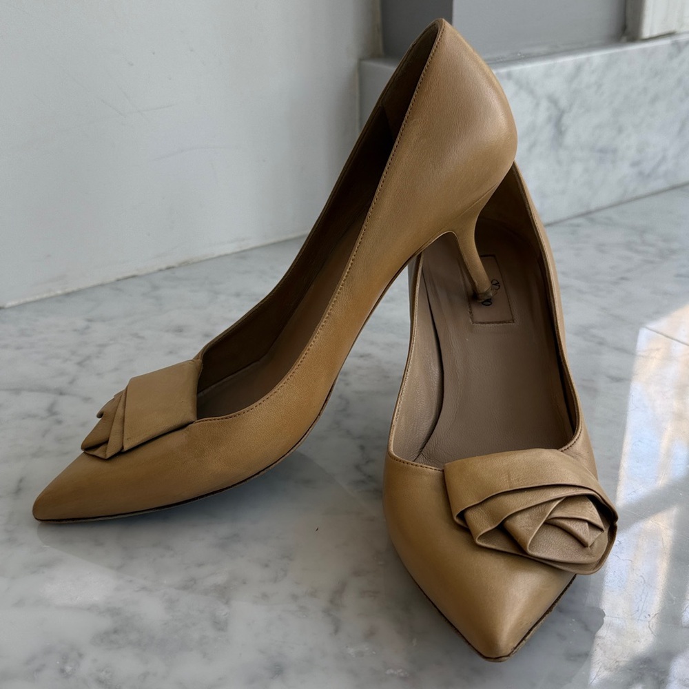 VALENTINO GARAVANI Nude/Tan Rosette Heels Made in Italy 🇮🇹 Size 39